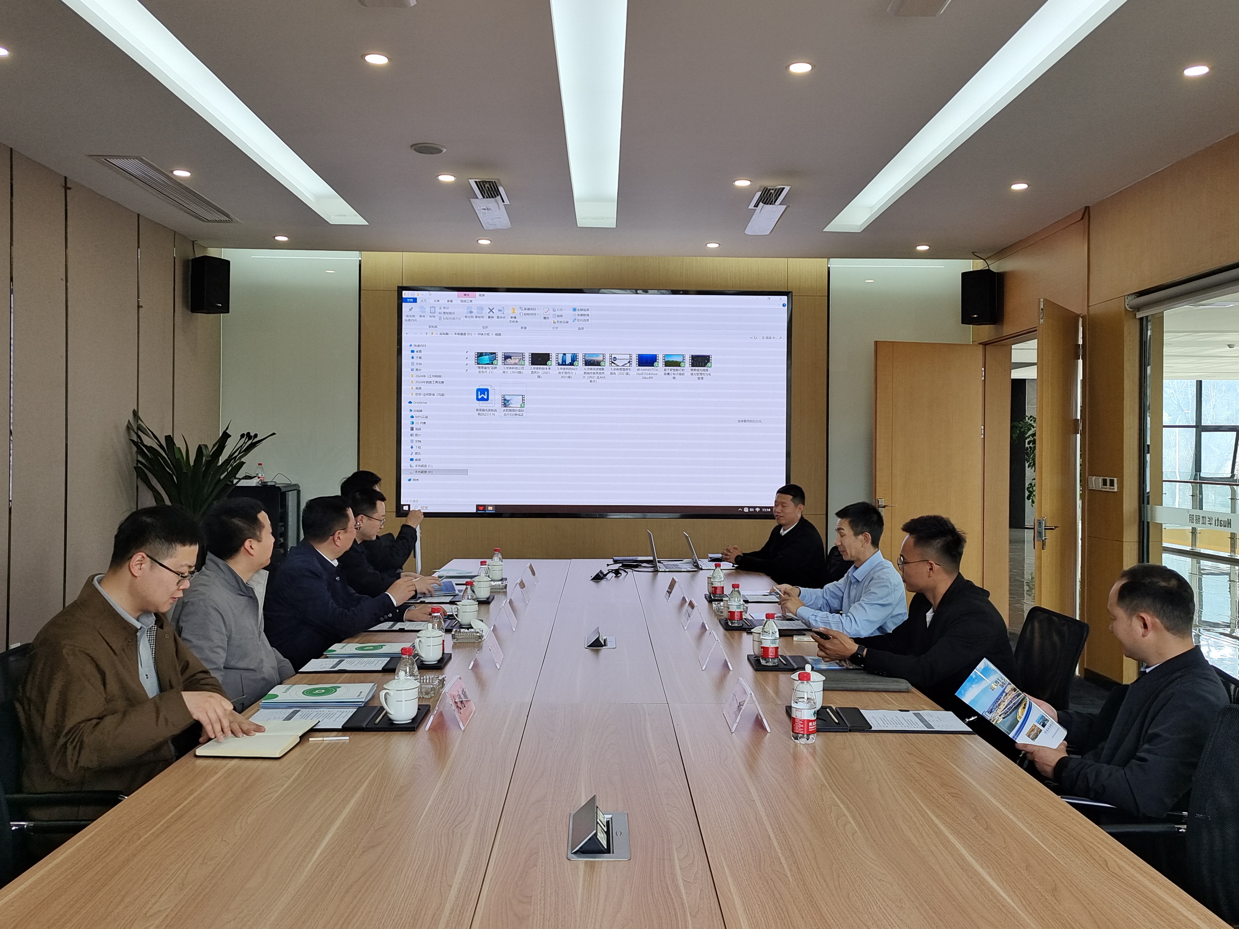 甘肅省慶陽(yáng)市海綿城市建設(shè)投資開(kāi)發(fā)有限公司領(lǐng)導(dǎo)一行赴華體科技考察交流
